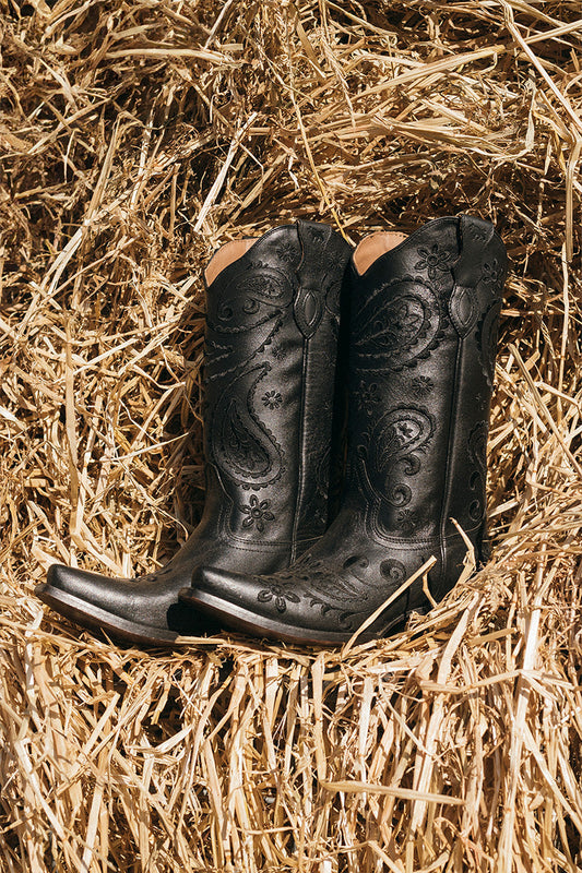 Boots & Denim: The Ultimate Guide to a Timeless Combo